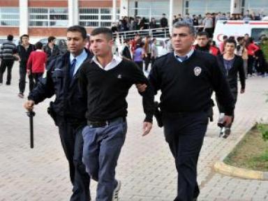 Okulda Meydan Savaşı: 6 Yaralı, 8 Gözaltı