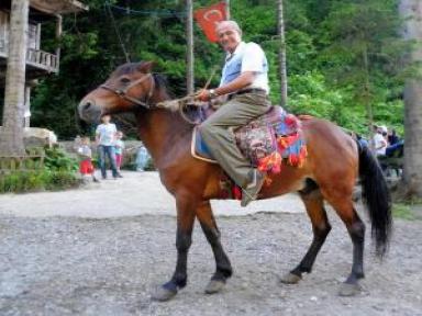 Rize’de Fıkra Gibi Olay: Atın Sırtındaki Jenaratörü Çalıştırdı, Ürken Hayvan Kaçtı