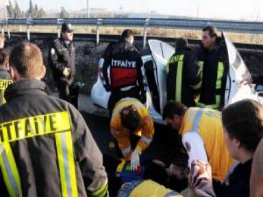 Kaygan Yolda Kaza Yapan Kadın Sürücü Yaralandı