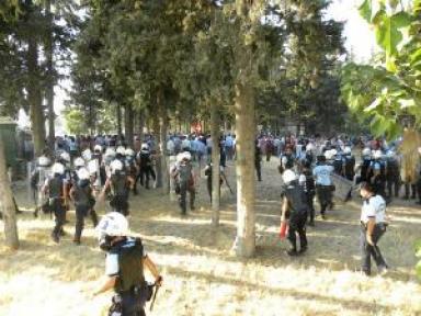 Antakya'da İzinsiz Eyleme Polis Biber Gazıyla Müdahale Etti