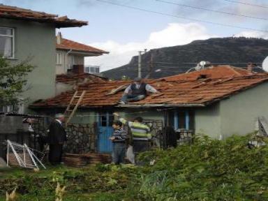 Eşme'de Şiddetli Rüzgar Evlerin Çatılarını Uçurdu