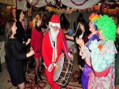Noel Baba'nın Davul Çaldığı Partide Minikler Yeni Yıla Erken Girdi