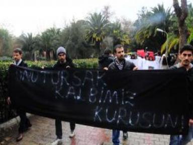 İzmir'de Üniversitelilerden Kefenli Uludere Protestosu