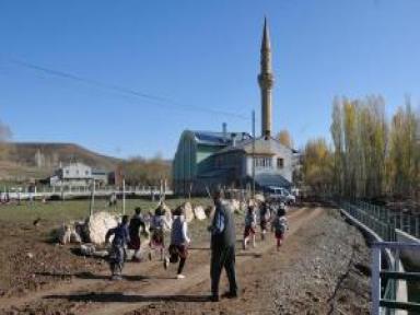 Okul İnşaatı Yetişmedi, Camide Eğitim Görüyorlar