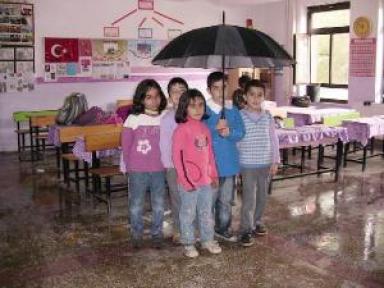 Çatı Onarımı Tamamlanmayan Okulda Yağmurlu Günlerde Eğitim Yapılamıyor