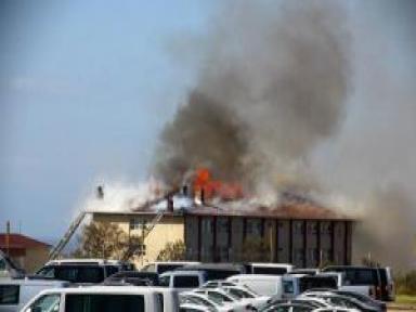 Yeniden /// Ot Yangını Okulun Çatısını Yok Etti