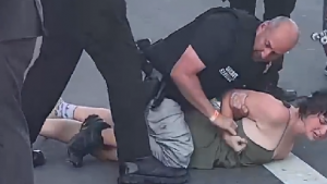 ABD'de polis kadını yere yatırıp yumrukladı